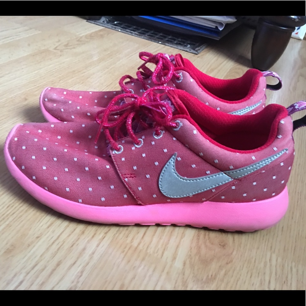 PINK Nike roshes